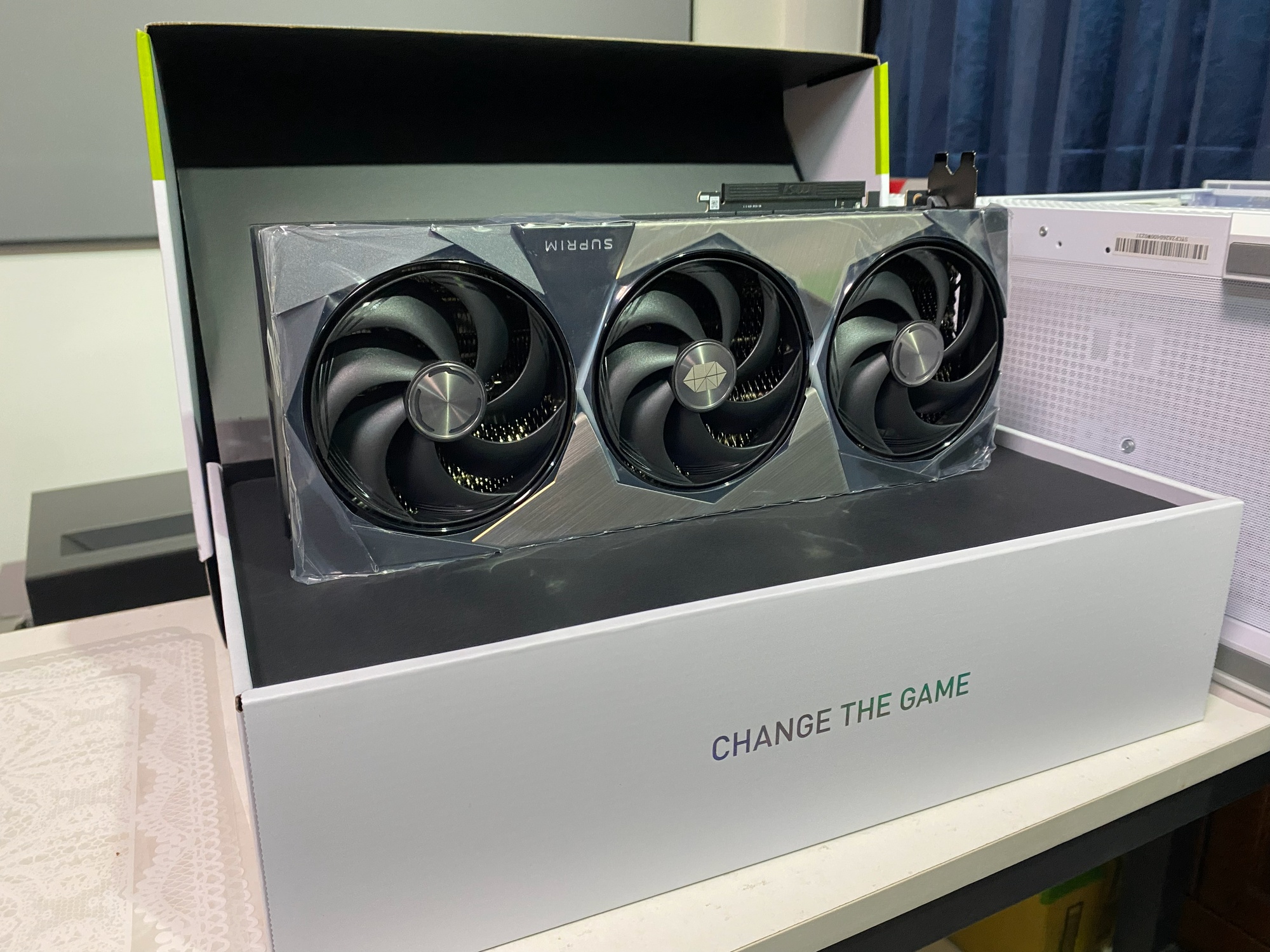 輝哥開箱「空冷之王」MSI RTX 5090 Suprim超龍開箱：溫度 65°C + 極致靜音41dB - 微星, msi, NVIDIA, RTX 5090 - 敗家達人推薦