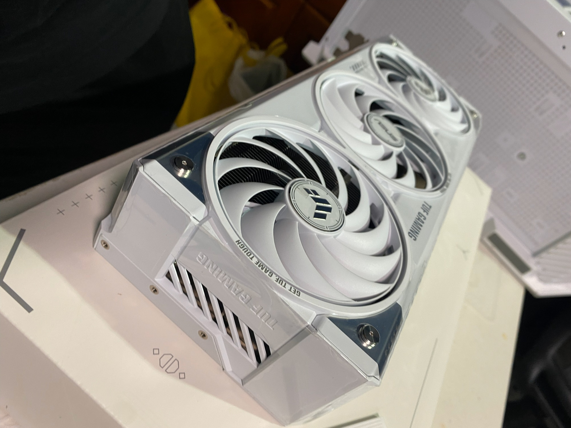 【開箱】啟動最終章:美亞ASUS TUF Gaming RTX 5070 Ti White OC 開箱實測! - ASUS, Amazon, 5070Ti - 敗家達人推薦