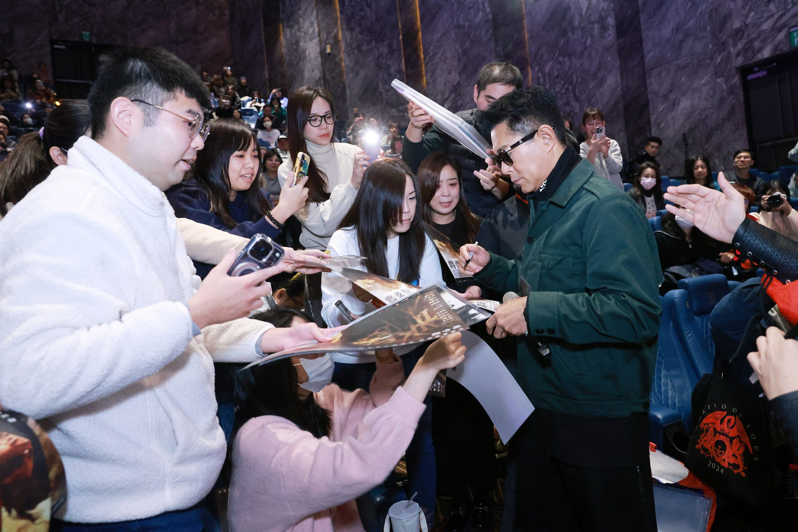 古天樂 宣萱現身六場映後見面會 走進觀眾席送禮 全場陷瘋狂 全場high翻 - 尋秦記, 古天樂, 宣萱 - 敗家達人推薦