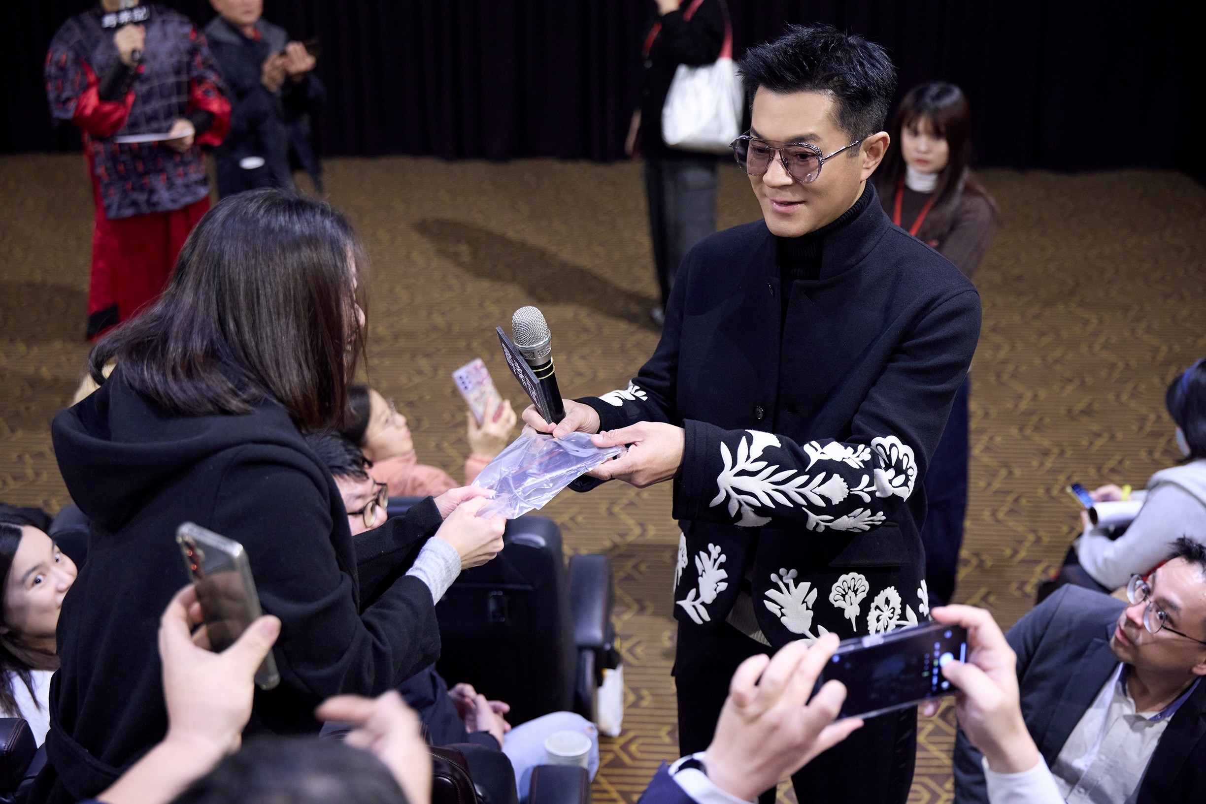 古天樂 宣萱現身六場映後見面會 走進觀眾席送禮 全場陷瘋狂 全場high翻 - 尋秦記, 古天樂, 宣萱 - 敗家達人推薦