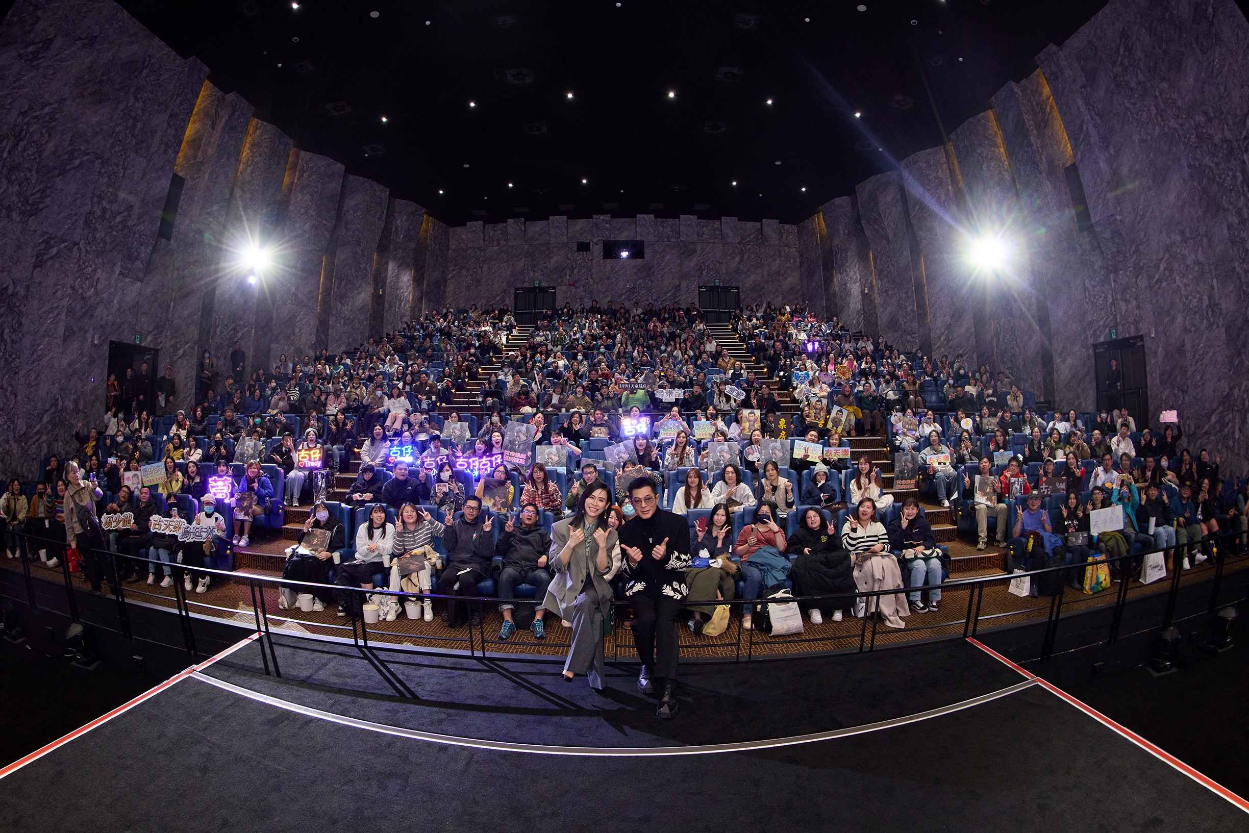 古天樂 宣萱現身六場映後見面會 走進觀眾席送禮 全場陷瘋狂 全場high翻 - 尋秦記, 古天樂, 宣萱 - 敗家達人推薦