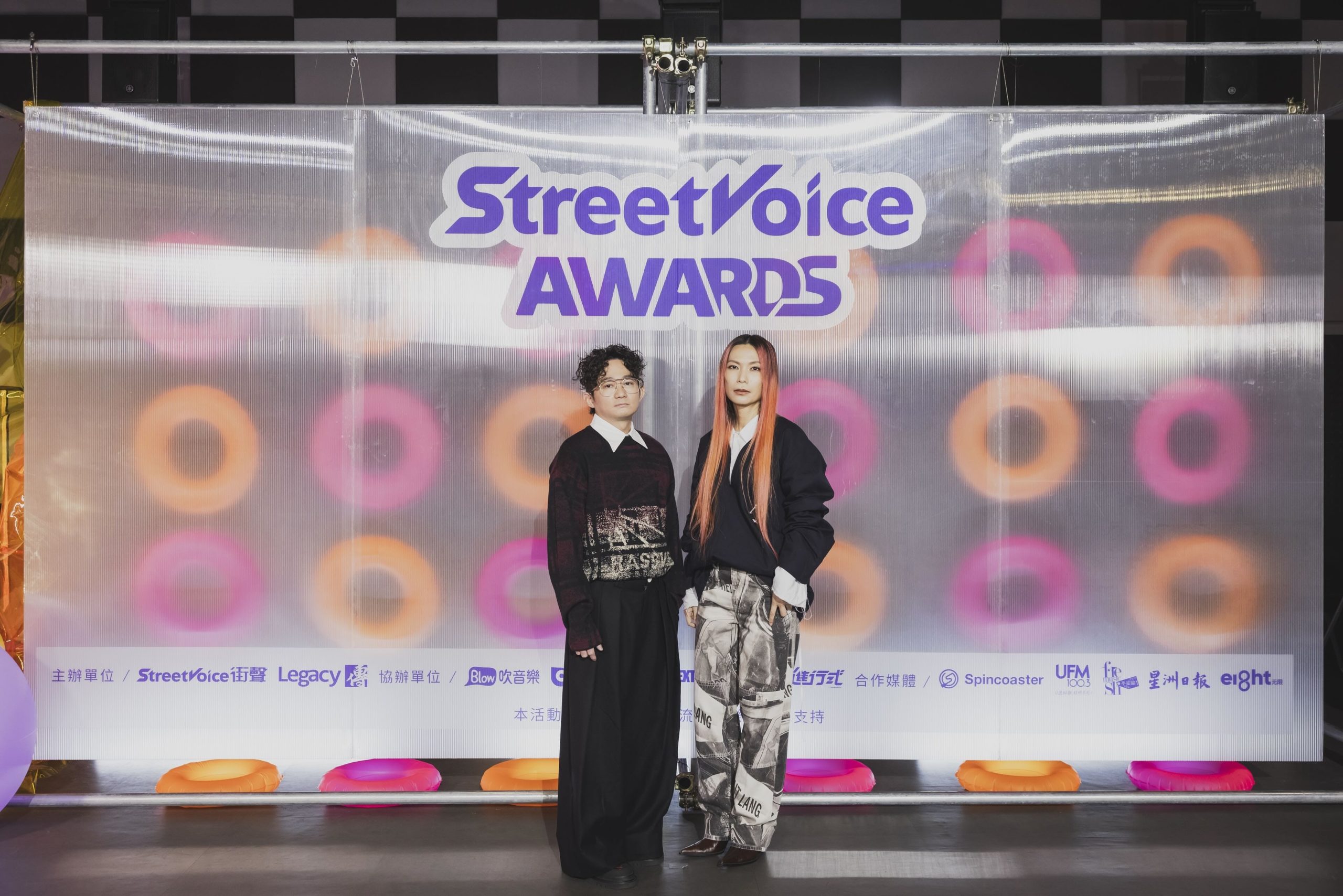 范曉萱路過與朋友面交黑膠 特地上台鼓勵與會音樂人 - StreetVoice, 街聲, 街聲年度音樂趨勢大獎, MC HotDog熱狗 - 敗家達人推薦