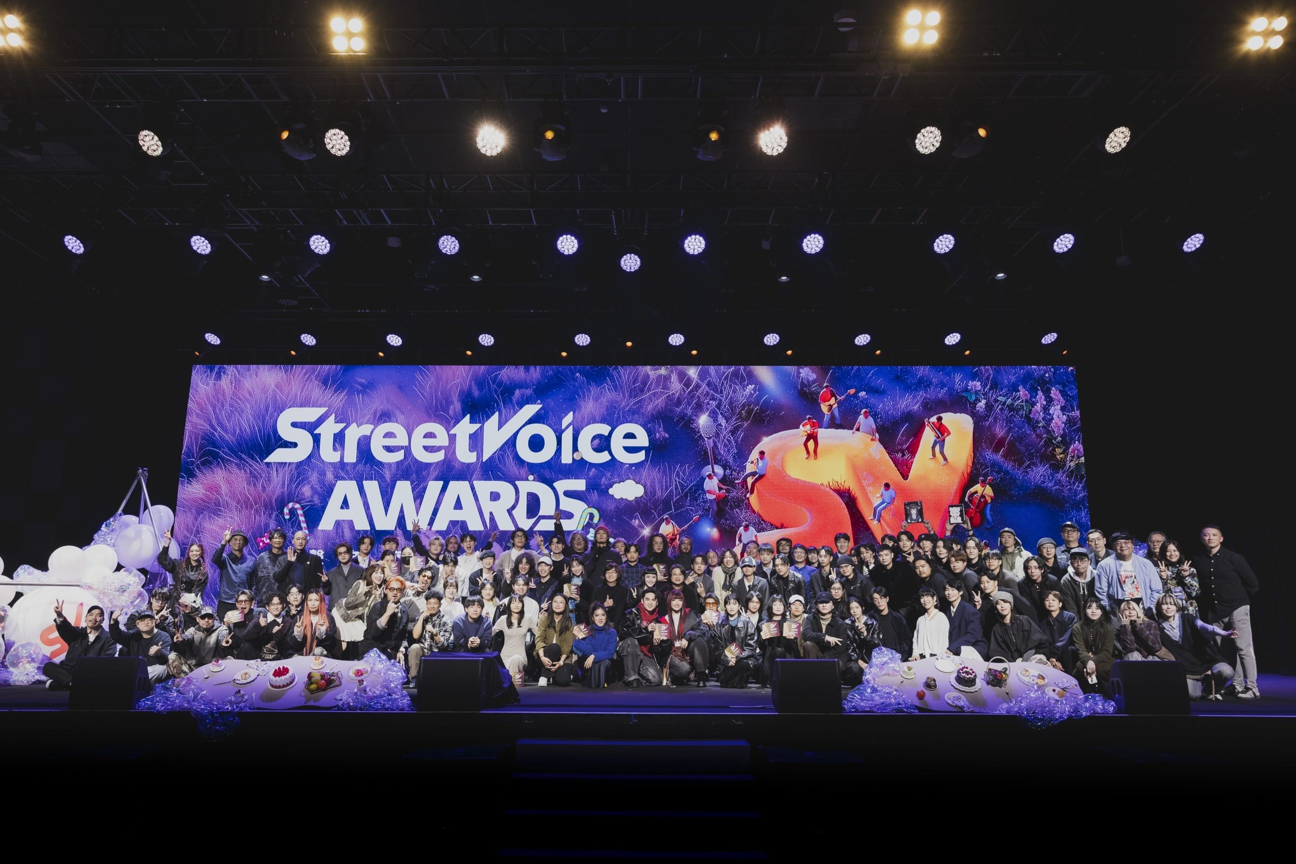 范曉萱路過與朋友面交黑膠 特地上台鼓勵與會音樂人 - StreetVoice, 街聲, 街聲年度音樂趨勢大獎, MC HotDog熱狗 - 敗家達人推薦