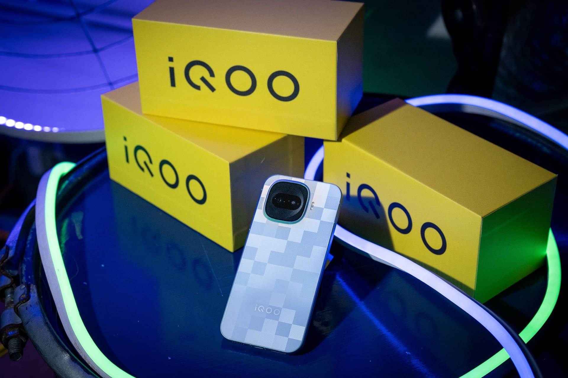 未來旗艦電競手機iQOO 15R憑極致超分效能 - vivo, iQOO, iQOO 15R, 武士黑, 像素銀 - 敗家達人推薦