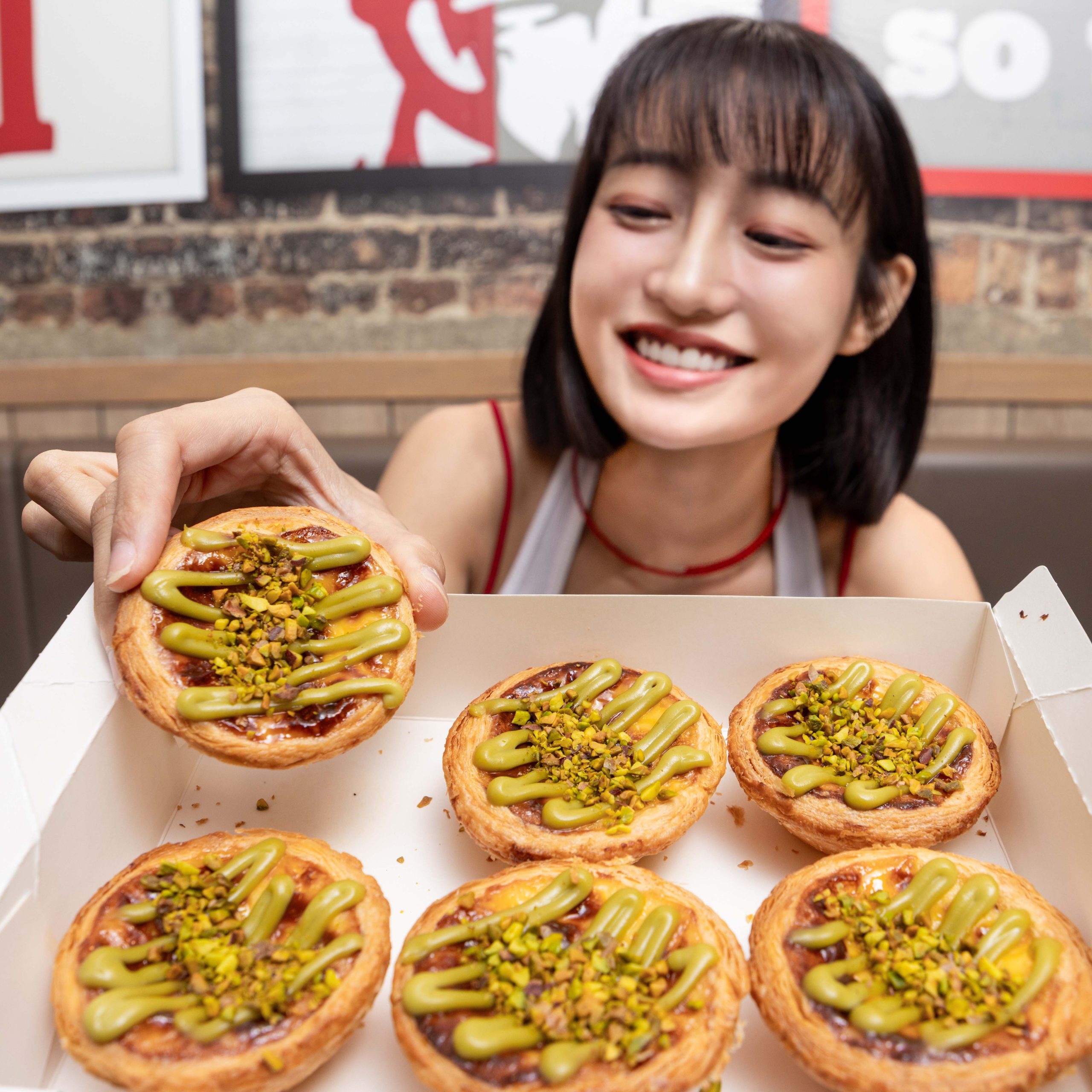 肯德基爺爺開心到模糊？香港爆紅敲碗逸品「開心果脆粒蛋撻」4/28起全台限時開賣 - 肯德基, 開心果脆粒蛋撻 - 敗家達人推薦