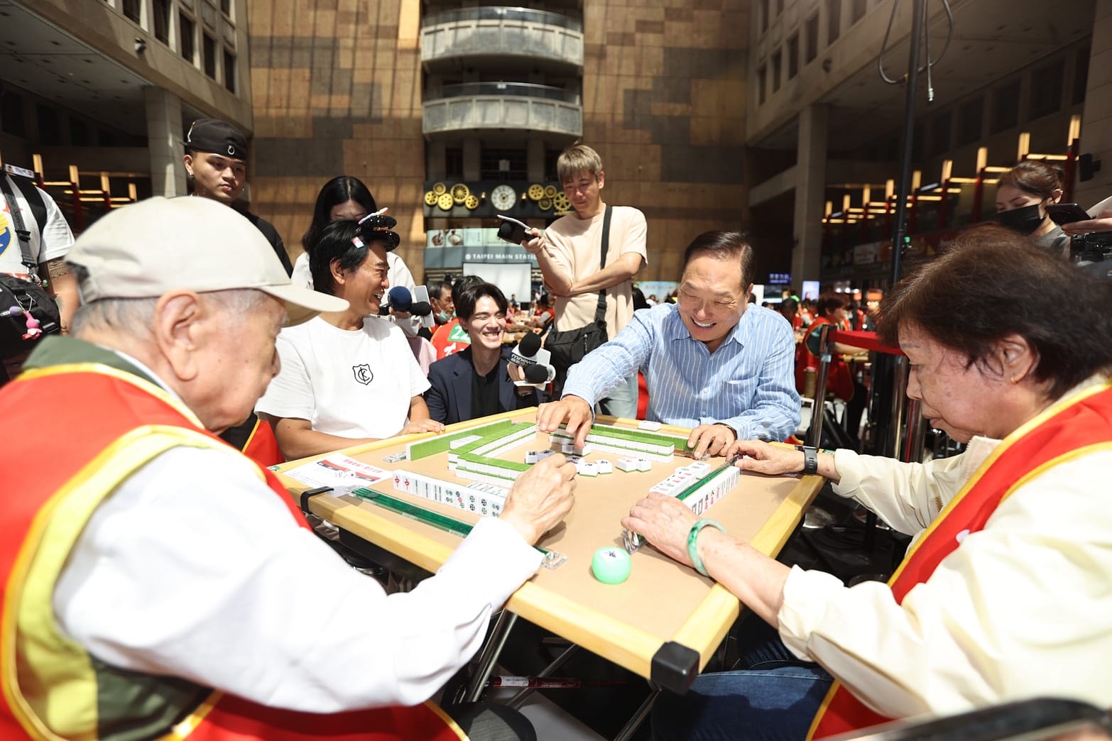 北車大廳超熱鬧！百桌四健會登場 吳宗憲、王令麟陪長輩打牌掀高潮 - 台北車站, 吳宗憲, 東森慈善基金會, 東森樂齡四健會益智競賽, 四健會 - 敗家達人推薦