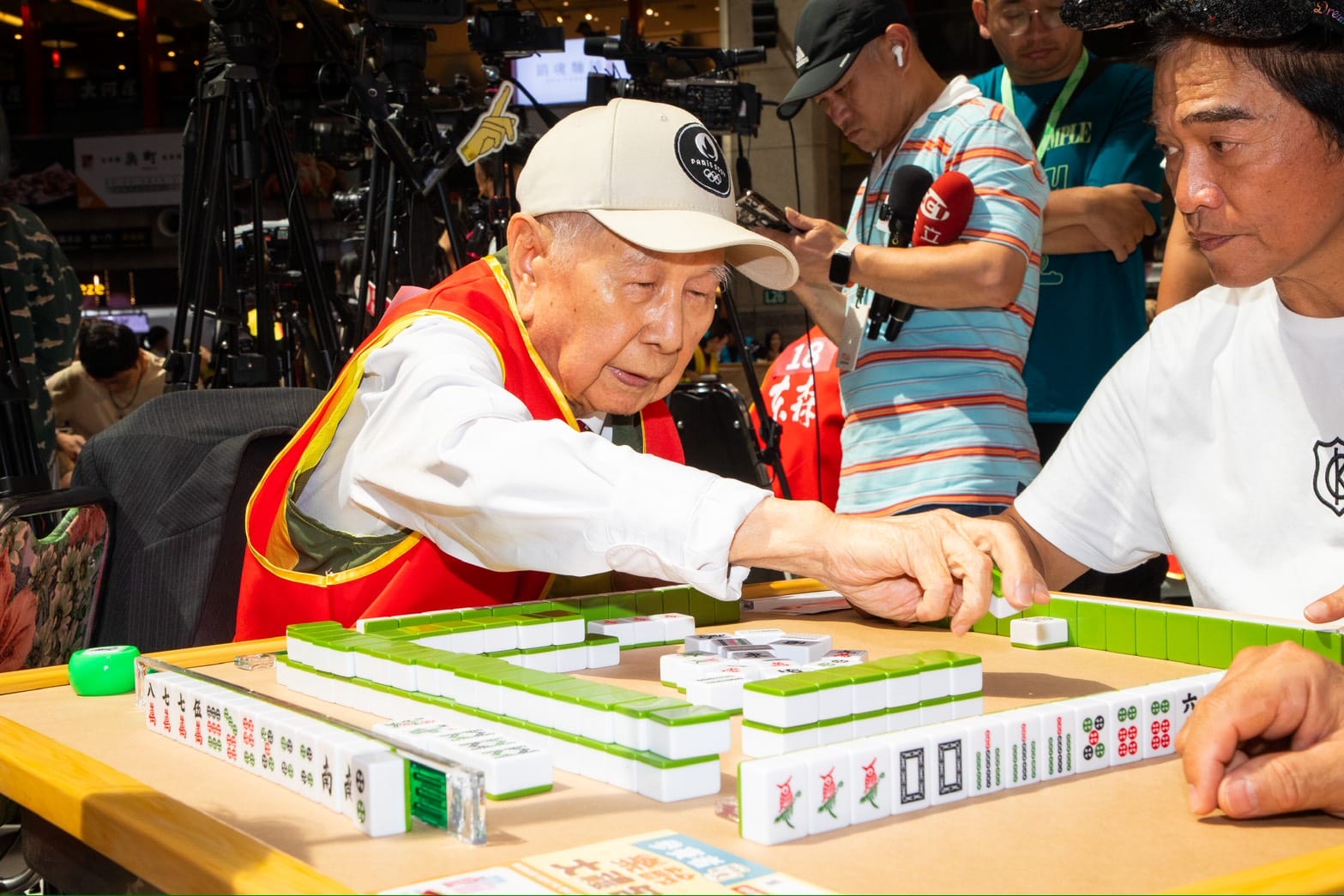 北車大廳超熱鬧！百桌四健會登場 吳宗憲、王令麟陪長輩打牌掀高潮 - 台北車站, 吳宗憲, 東森慈善基金會, 東森樂齡四健會益智競賽, 四健會 - 敗家達人推薦