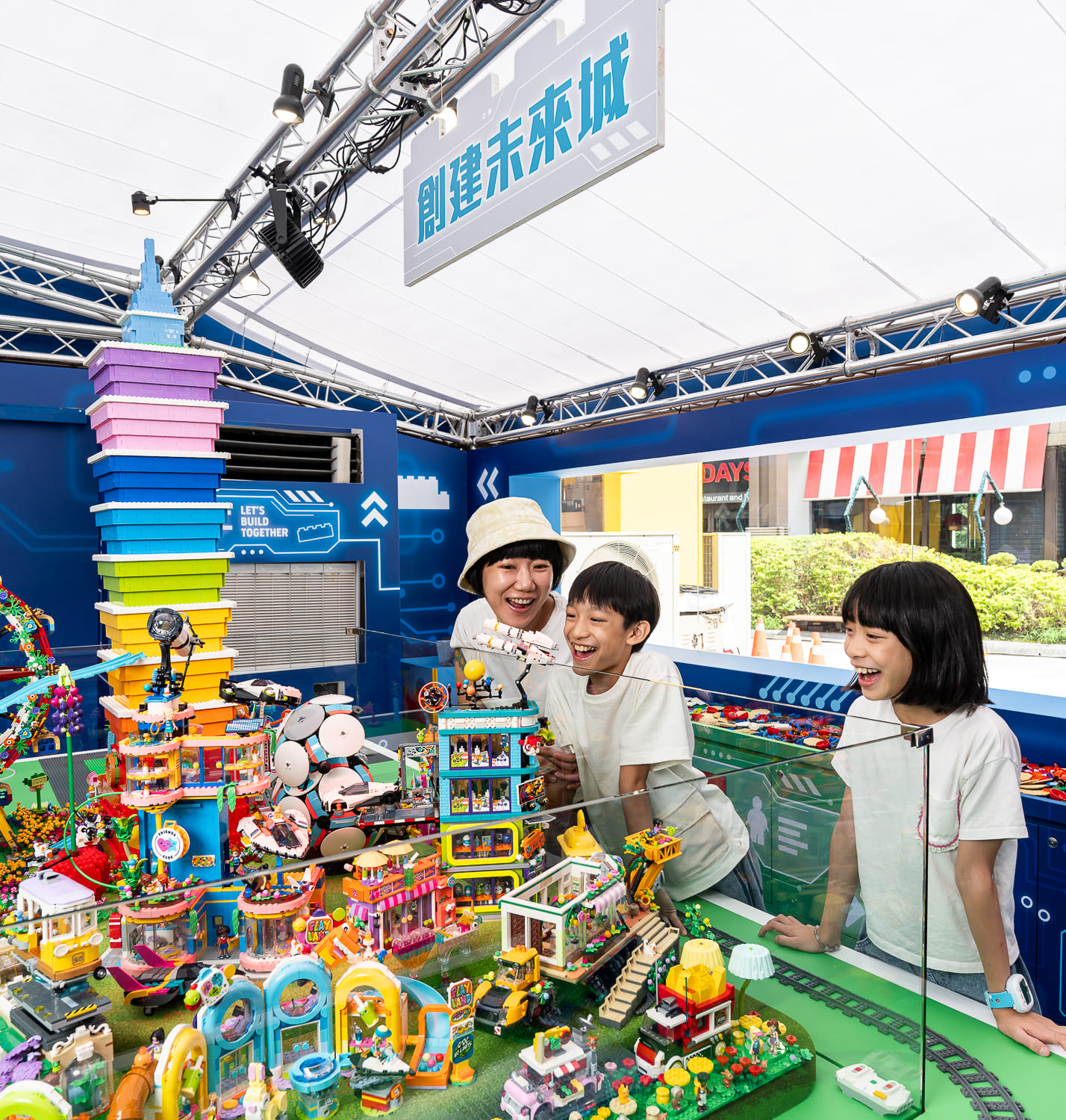 「樂高®夏日遊樂場」登場 逾6萬顆顆粒打造樂高®未來城 邀親子開啟玩樂模式！ - 樂高, 樂高®夏日遊樂場, 黃彥智, James, 30年後的未來城, 樂高®未來城 - 敗家達人推薦