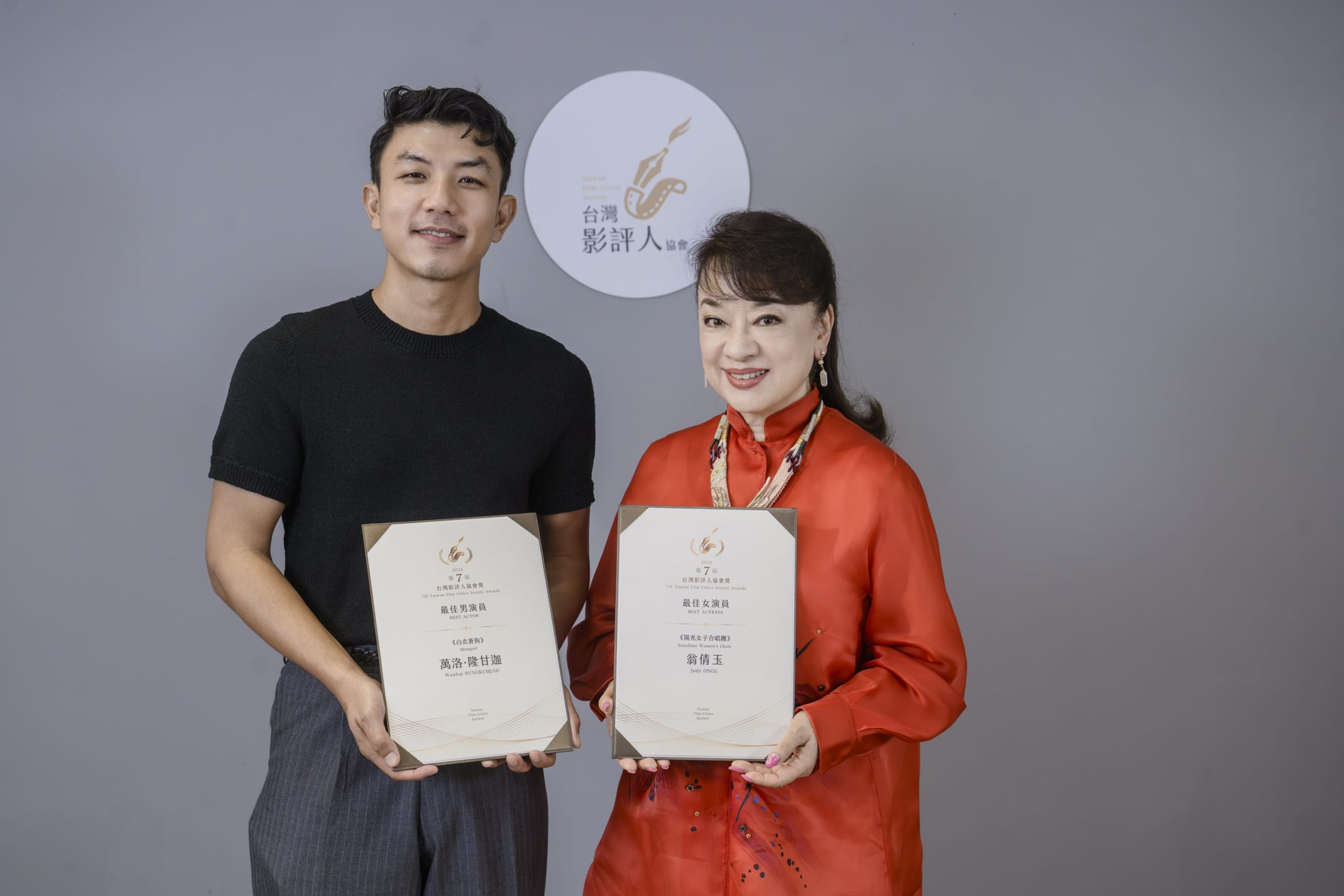 第七屆台灣影評人協會獎頒發，萬洛隆甘迦與翁倩玉奪年度最佳男、女演員殊榮！ - 大濛, 左撇子女孩, 白衣蒼狗, 陽光女子合唱團, 鄒時擎, 萬洛隆甘迦 - 敗家達人推薦