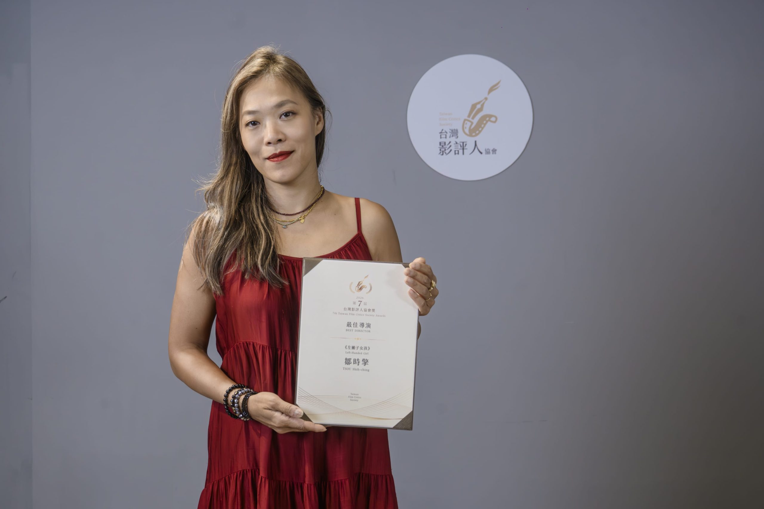 第七屆台灣影評人協會獎頒發，萬洛隆甘迦與翁倩玉奪年度最佳男、女演員殊榮！ - 大濛, 左撇子女孩, 白衣蒼狗, 陽光女子合唱團, 鄒時擎, 萬洛隆甘迦 - 敗家達人推薦