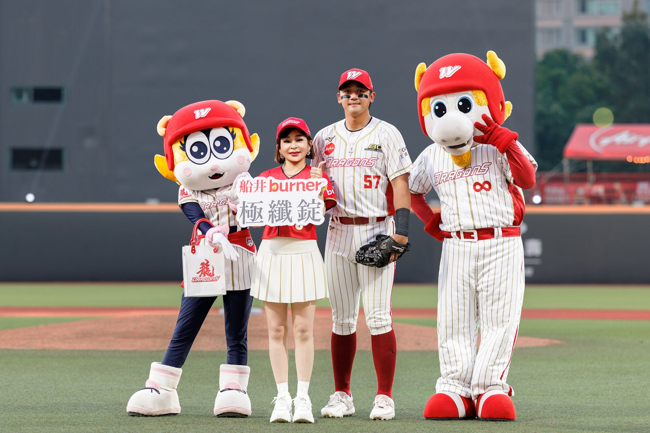 王彩樺擔任味全龍開球嘉賓!同框小龍女大秀「逆天女團鉛筆腿」,公開50+身材管理秘訣! - 王彩樺, 保庇天后, 船井生醫, burner, 逆天女團鉛筆腿, 新光人壽小龍女 - 敗家達人推薦