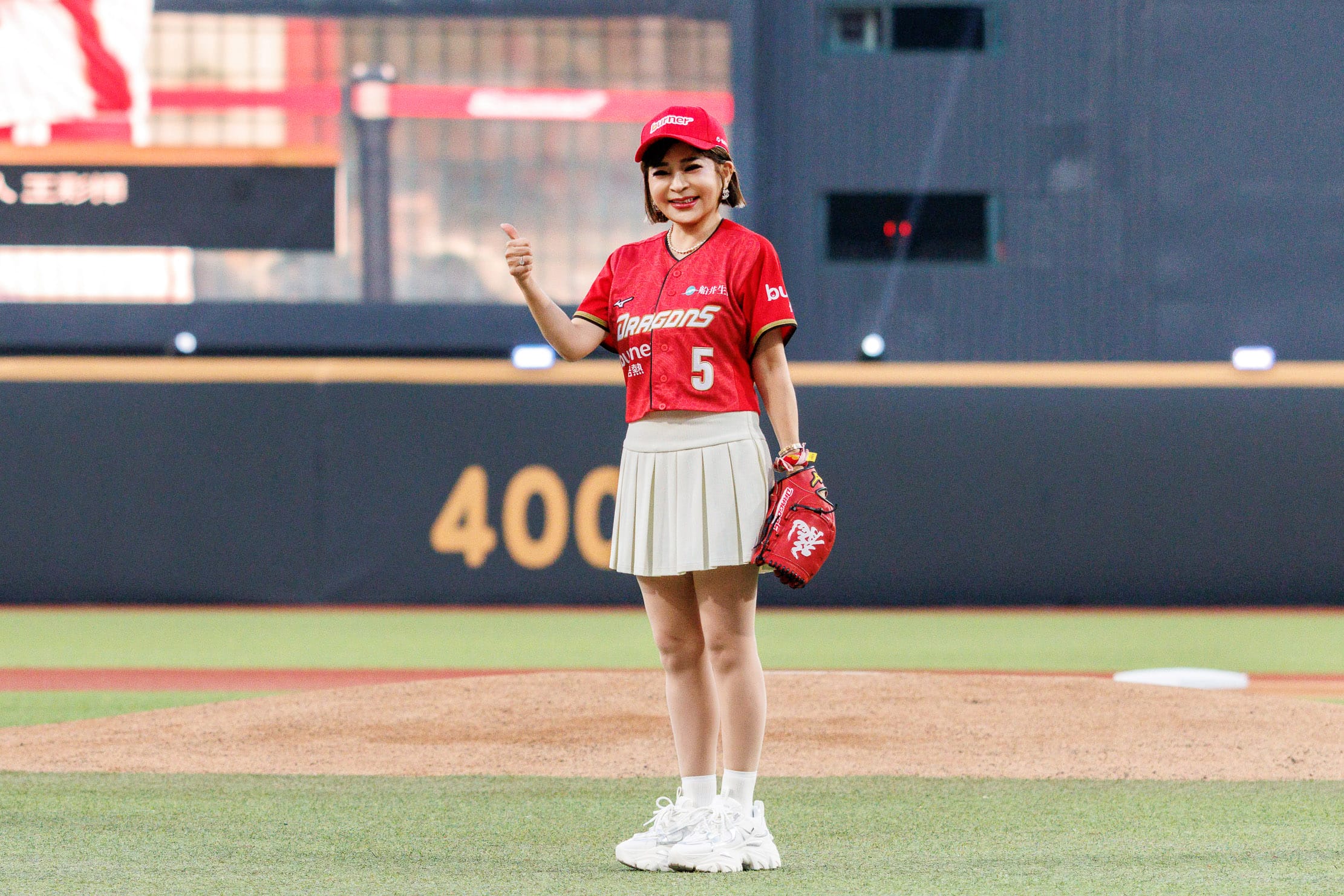 王彩樺擔任味全龍開球嘉賓!同框小龍女大秀「逆天女團鉛筆腿」,公開50+身材管理秘訣! - 王彩樺, 保庇天后, 船井生醫, burner, 逆天女團鉛筆腿, 新光人壽小龍女 - 敗家達人推薦