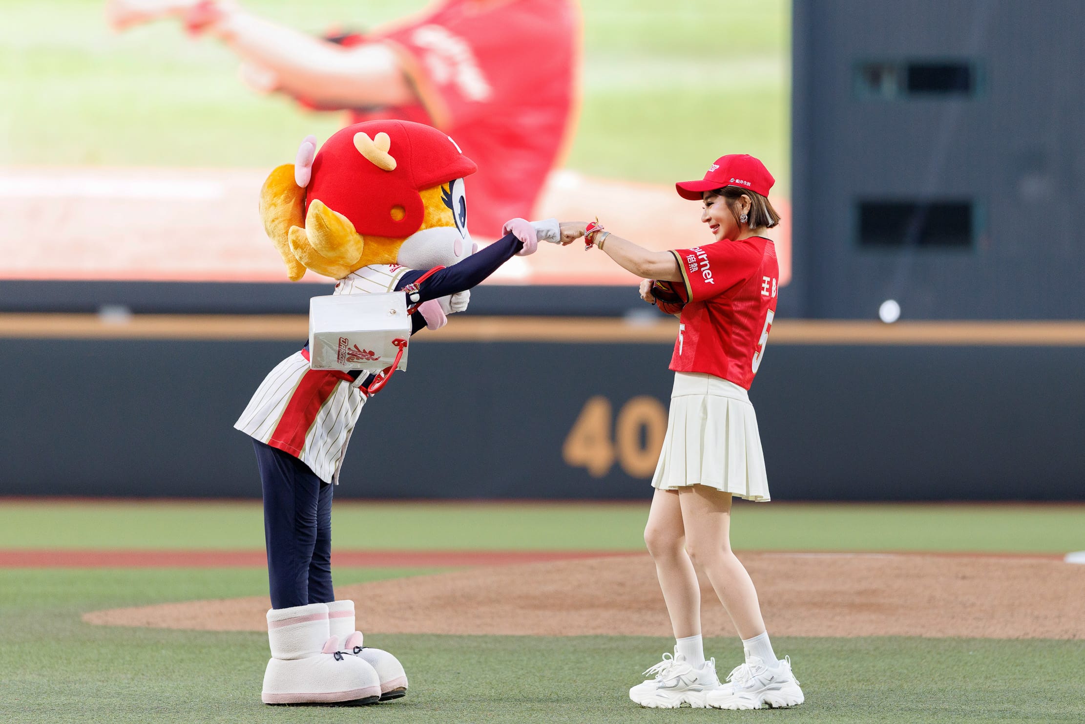 王彩樺擔任味全龍開球嘉賓!同框小龍女大秀「逆天女團鉛筆腿」,公開50+身材管理秘訣! - 王彩樺, 保庇天后, 船井生醫, burner, 逆天女團鉛筆腿, 新光人壽小龍女 - 敗家達人推薦